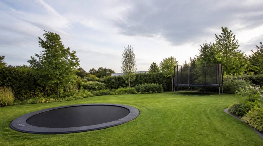 Inground en opbouw trampoline in een achtertuin ter vergelijking